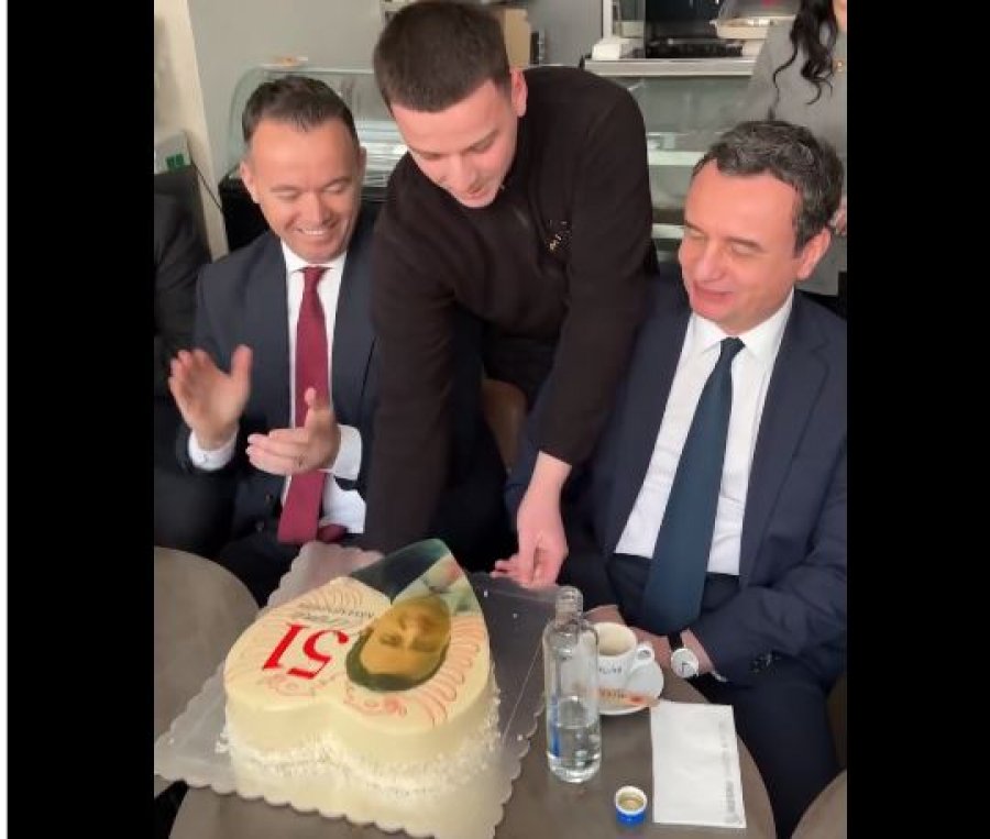 Kurti feston ditëlindjen e 51-të në veri të Mitrovicës, befasohet me tortë nga bashkë-partiakët [video]