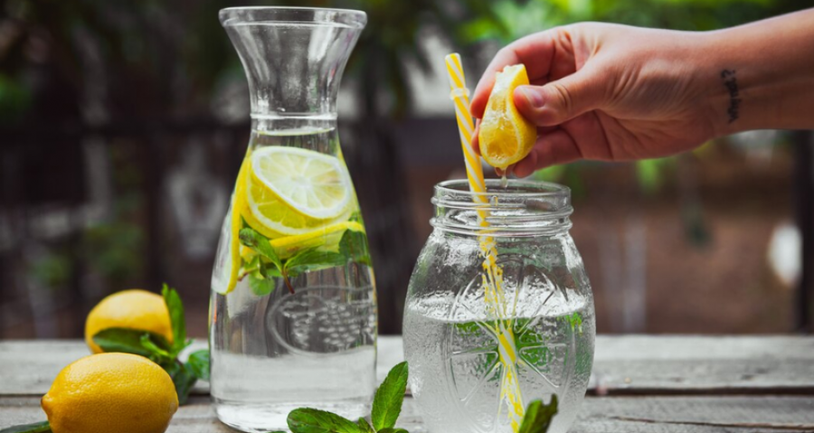 Dhjetë të mira që ia bëni shëndetit duke pirë ujë me limon