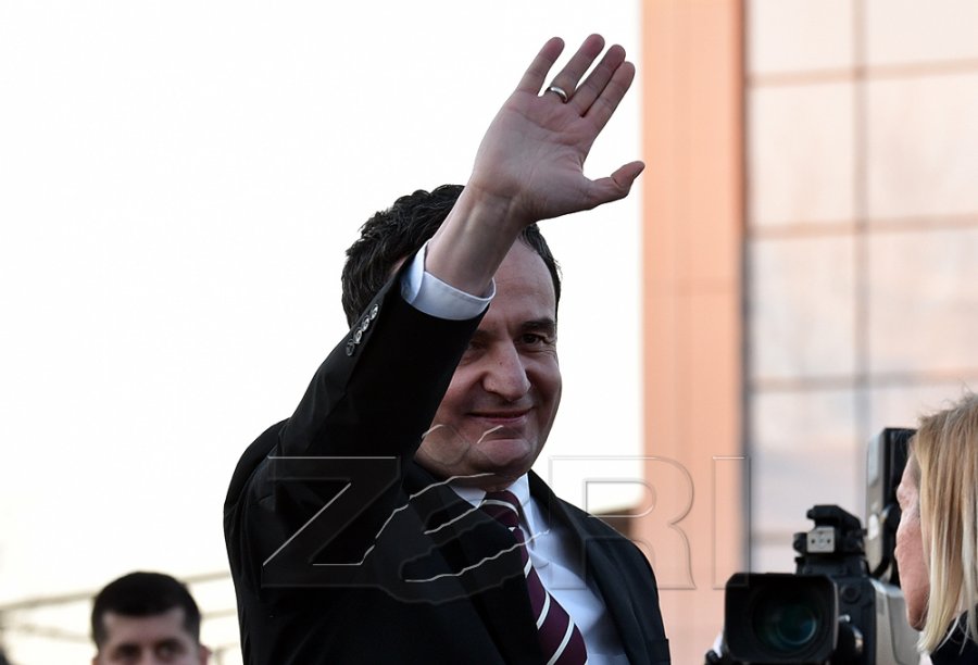 Kurti udhëton për në Francë, do të takohet me Macronin