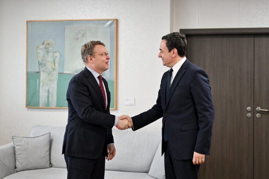 Kryeministri Kurti priti në takim komisionerin Kamp