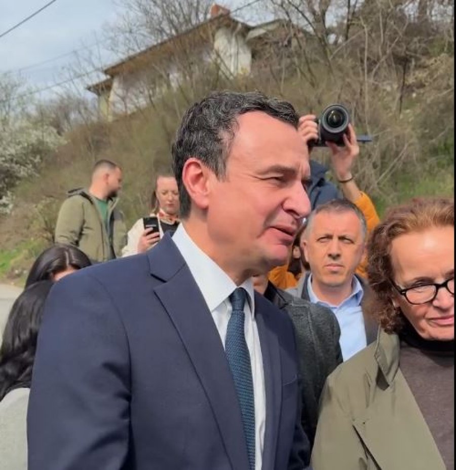 Kurti në veri  viziton shtëpinë e veprimtarit Latif Berisha që u vra nga forcat serbe 27 vjet më parë