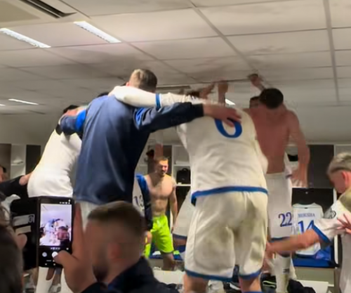 “Oooo forca Kosova”, atmosfera e zjarrtë e Dardanëve në zhveshtore pas fitores historike [video]