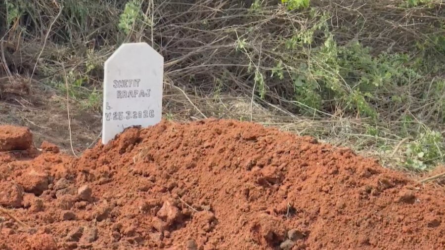 ua-vrau-nenen-e-me-pas-veten-femijet-refuzojne-varrimin-e-babait-ne-fier