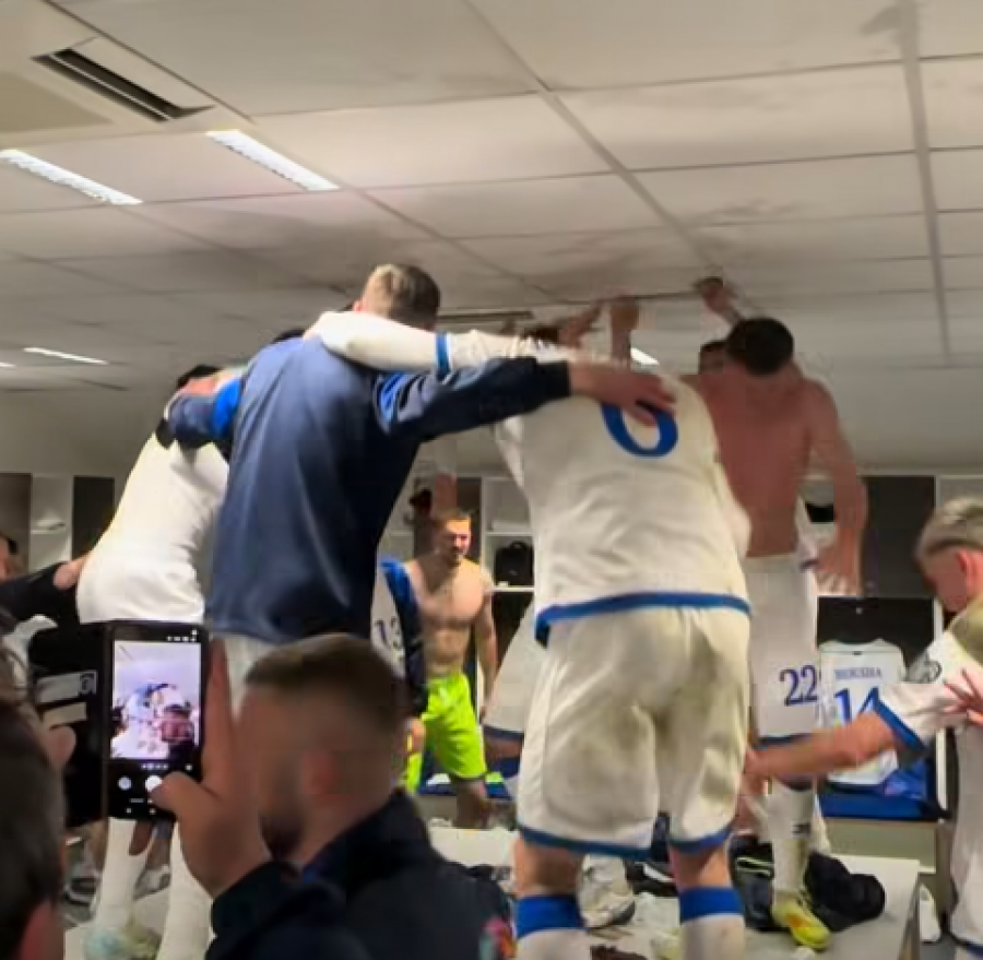 “Oooo forca Kosova”, atmosfera e zjarrtë e Dardanëve në zhveshtore pas fitores historike [video]