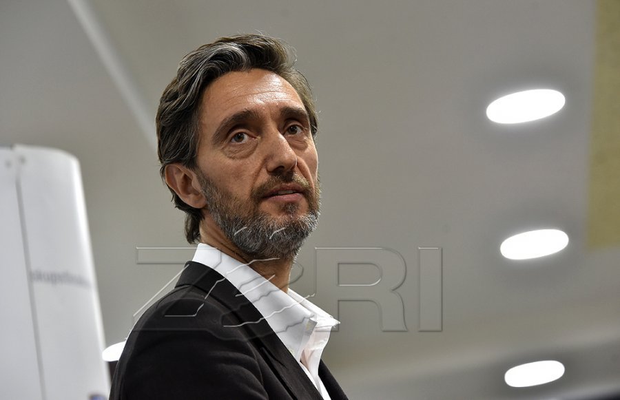 Ismaili  Akterë të ndryshëm po përpiqen të shtrembërojnë historinë