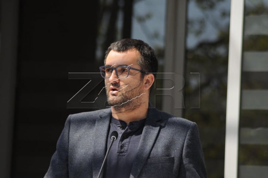 Reagon Nushi  Shkëlzen Gashi e ka shitë librin e masakrave nëpër diasporë kah 55 franga