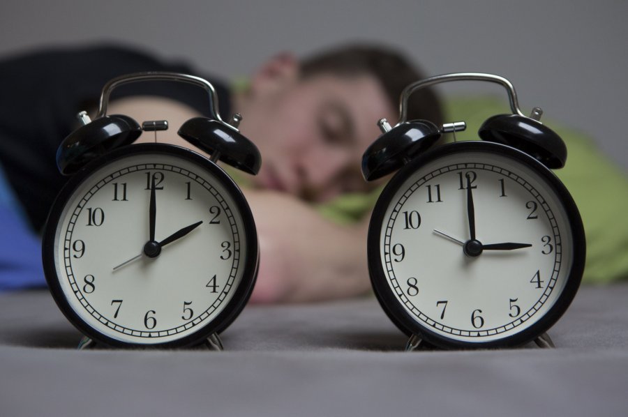 Sonte pas mesnate ndërrohet ora, akrepat lëvizin një orë para, nga 2:00 në 3:00