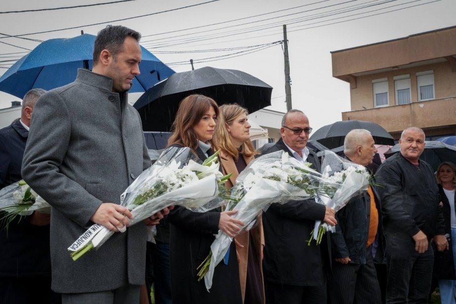 Haxhiu dhe Konjufca bëjnë homazhe para viktimave të masakrës së Podujevës