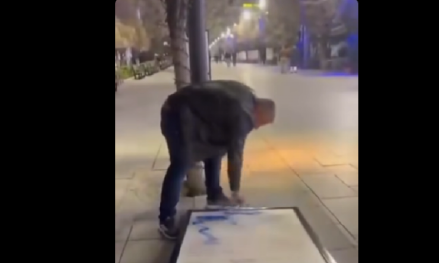 Nipi i heroit rrëzon billboardin e ekspozitës  Masakrat në Kosovë 1998 1999 