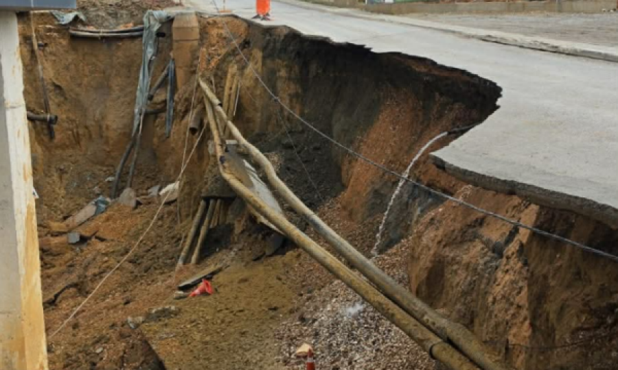 Shembet rruga  KRU  Prishtina   U dëmtua rrjeti i ujësjellësit