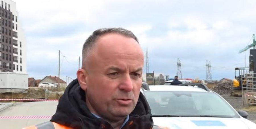 Shembja e rrugës në Prishtinë  dyshohet se ka pasur rrjedhje të ujit   intervistohet pronari i ndërtesës