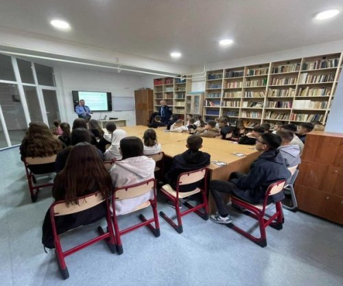Policia në Prizren vetëdijeson nxënësit për rreziqet online