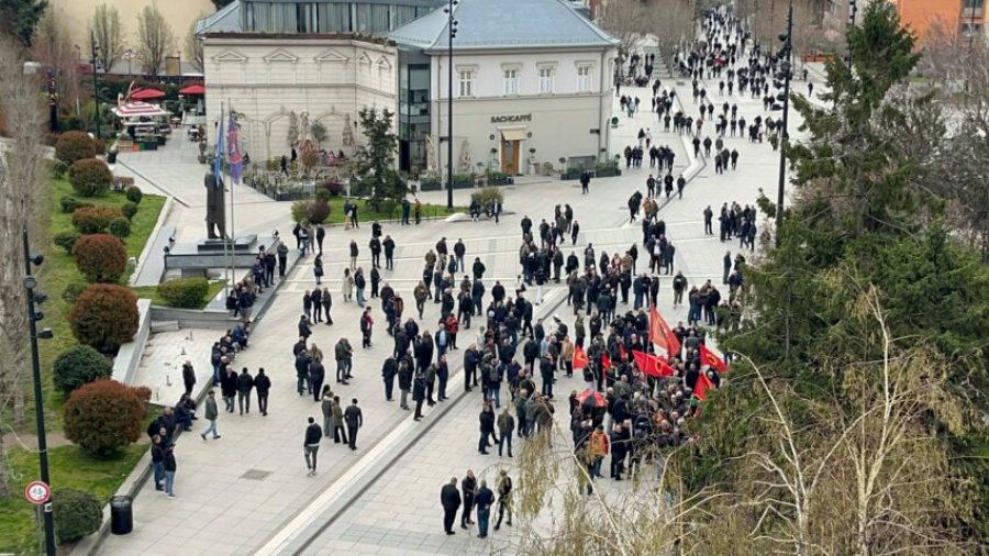 Protesta e OVL UÇK së  fillojnë të mblidhen veteranët