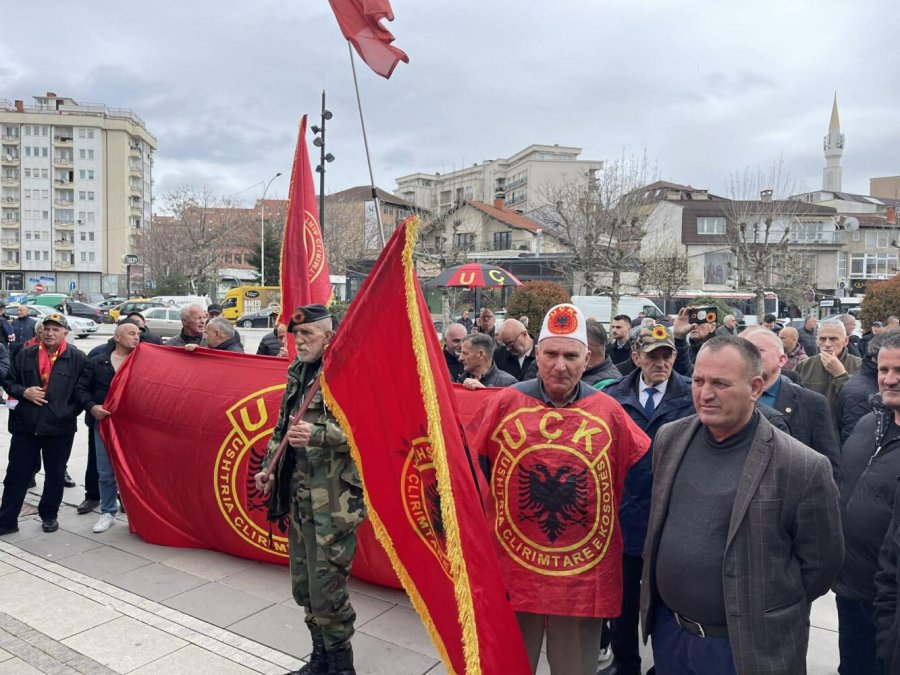 Veteranët tentojnë të hyjnë me forcë në hyrje të Kuvendit