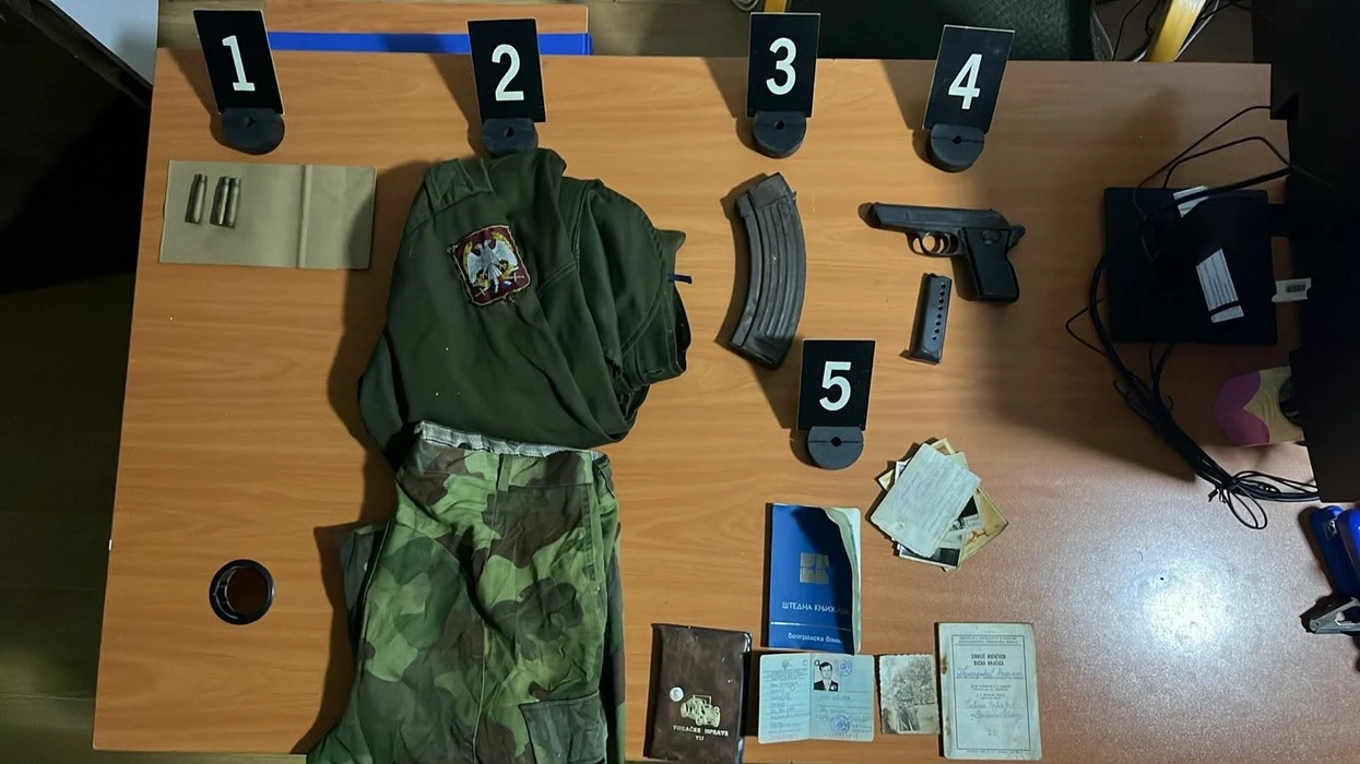 Armë dhe pajisje ushtarake gjenden në një shtëpi të pabanuar në Zubin Potok  foto 