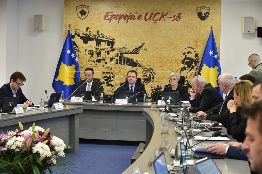 Qeveria miraton pagën e 13 të për sektorin publik