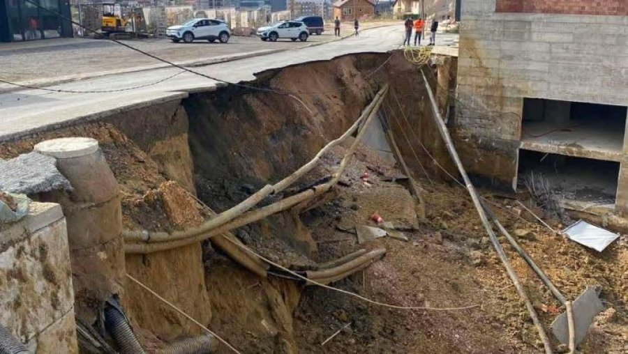 Rikthehet furnizimi në zonat që mbetën pa ujë nga shembja e rrugës në Prishtinë