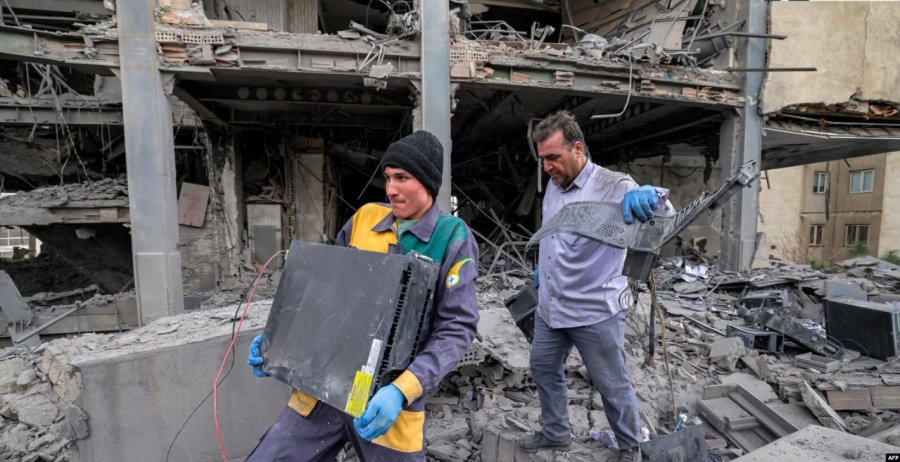 Trumpi thotë se e do naftën e Iranit  insiston që bisedimet për paqe po shkojnë mirë