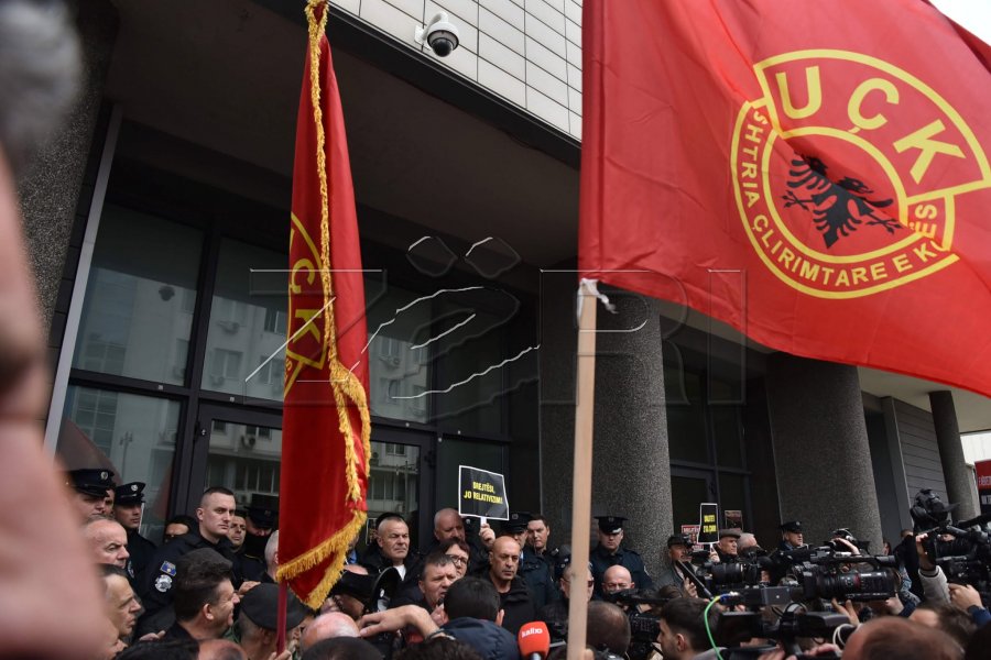 Dërguti në protestën kundër ekspozitës së Shkëlzen Gashit  Shtrembërim i qëllimshëm i historisë së luftës