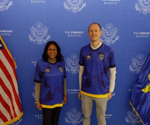 Ambasada e SHBA-së vishet me ngjyrat e Kosovës: Luani fort dhe bëjeni Kosovën krenare