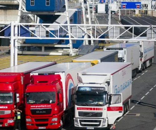 Tentuan të hyjnë në Britani të fshehur në kamion, arrestohen dy shqiptarë