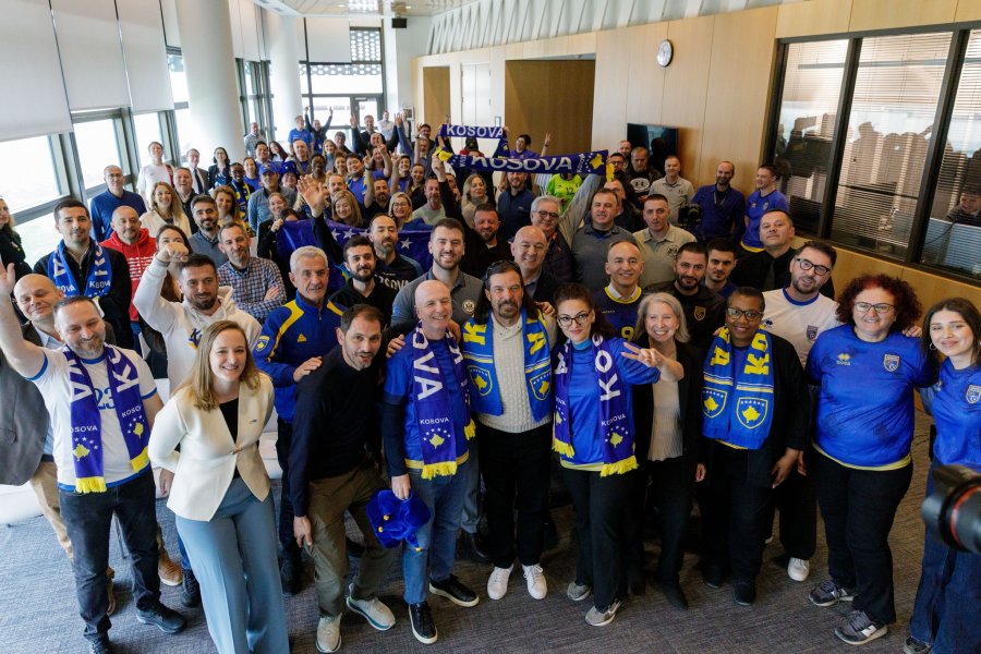 Ish-futbollisti i SHBA-së që luajti në tri Kupa të Botës viziton Kosovën