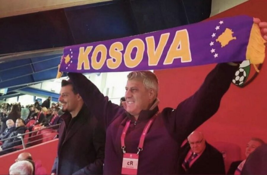 Ndeshja historike Kosovë Turqi  Endrit Thaçi ndan foton emocionuese me Hashim Thaçin