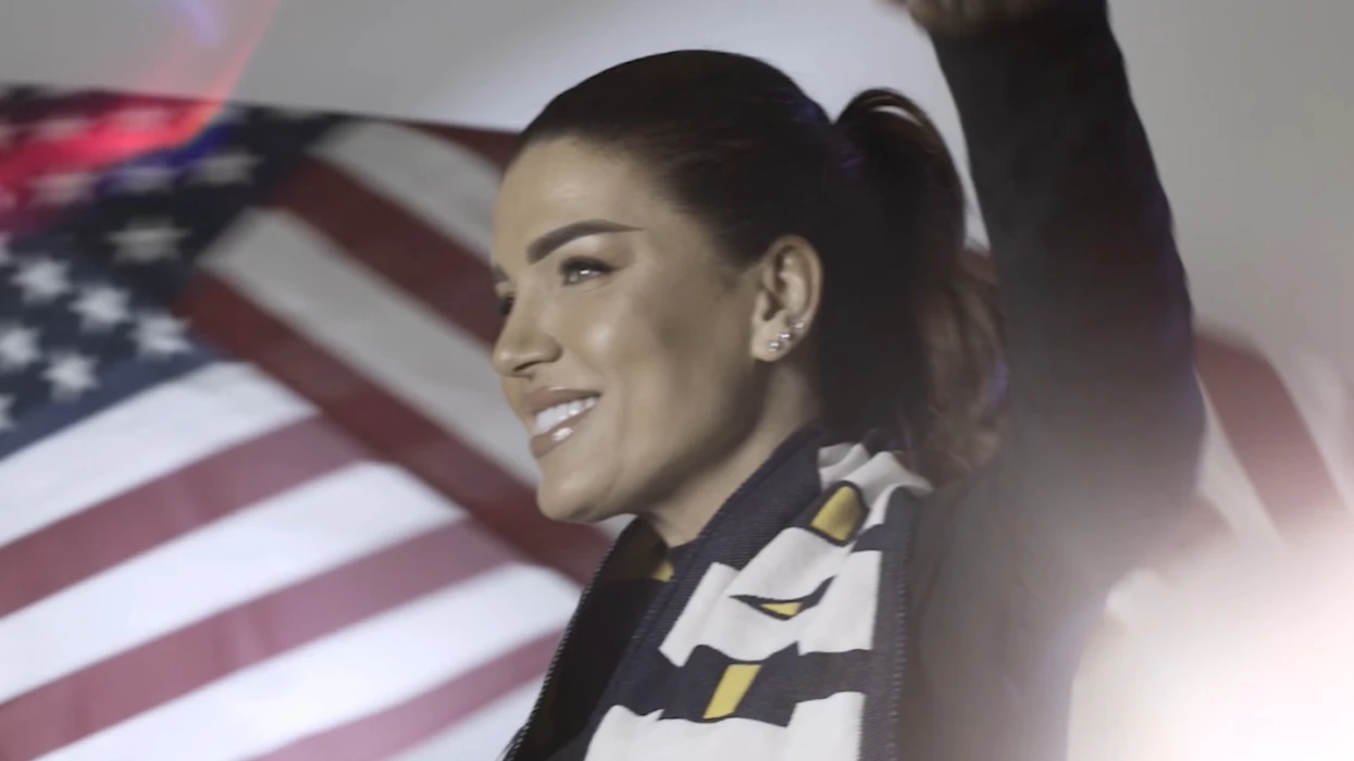  Në Amerikë po shkojmë   Edona Llalloshi i kushton këngë Kosovës në ditën e ndeshjes historike