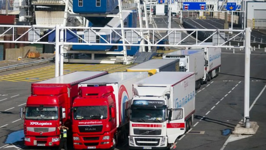 Tentuan të hyjnë në Britani të fshehur në kamion, arrestohen dy shqiptarë