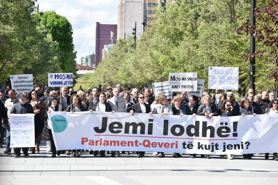  Jemi lodhë  Parlament   Qeveri të kujt jeni    nis protesta e punëtorëve të sektorit privat