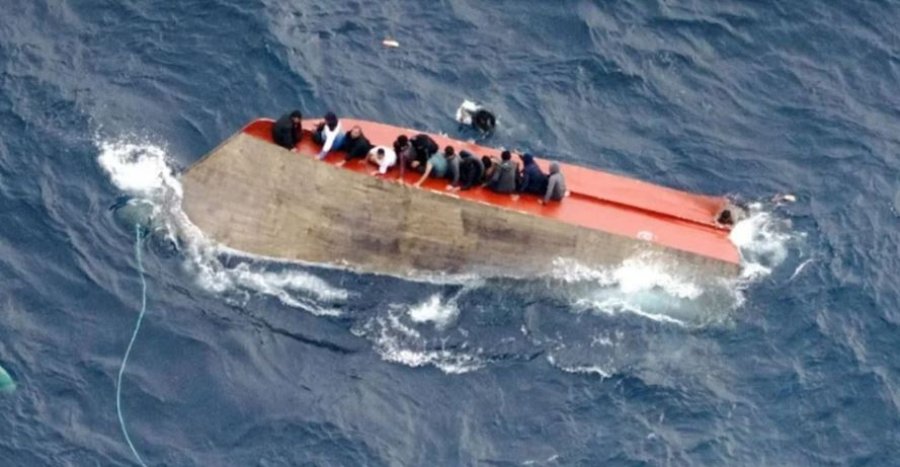 Tragjedi në Detin Mesdhe - Fundoset varka me emigrantë që ishte nisur për në Greqi, vdesin 17 persona