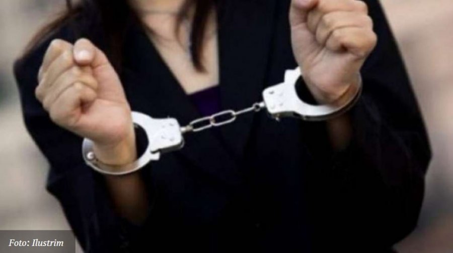 Publikoi armë në Snapchat, arrestohet një grua në Gjakovë