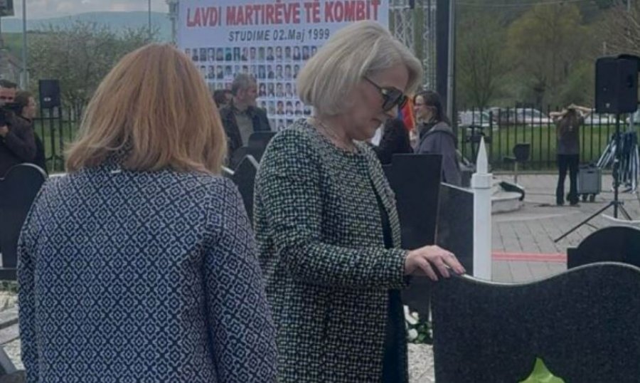 Masakra e Studimës  Bashkëshortja e ish presidentit Thaçi bën homazhe te varri i vëllai të varë në luftë