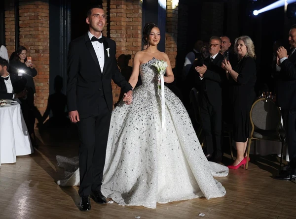 “Zemra plot, sot”, Ramush Haradinaj uron Luanin për martesën, shpërndan fotografi nga ceremonia