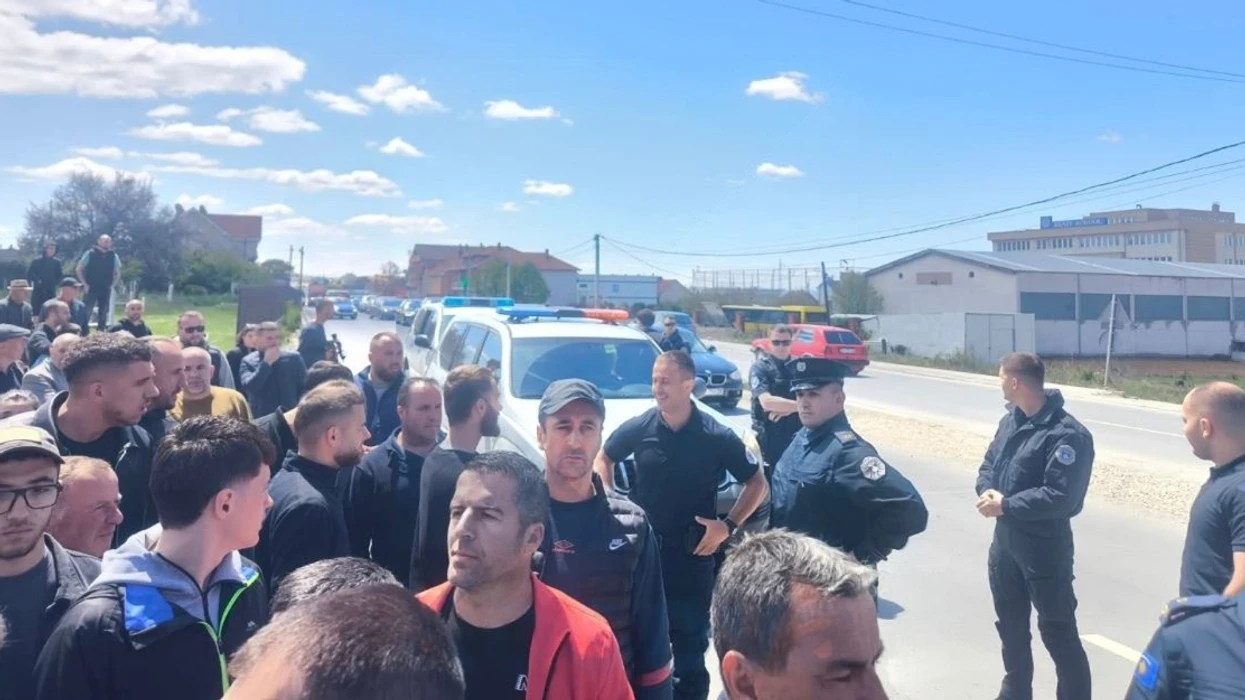 Protestojnë banorët e fshatit Besi, tensionohet situata - ndërhyjnë policia