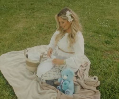  Engjëllusha konfirmon gjininë e bebit në videoklipin e projektit më të ri?