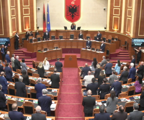 Kuvendi i Shqipërisë mban një minutë heshtje për tragjedinë e Durrësit