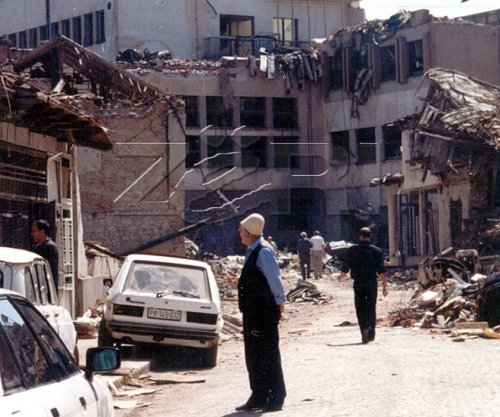 Merren shembull Kosova dhe bombardimet e NATO-s mbi Serbi, ligji i fuqive të luftës i SHBA-së në qendër të vëmendjes globale