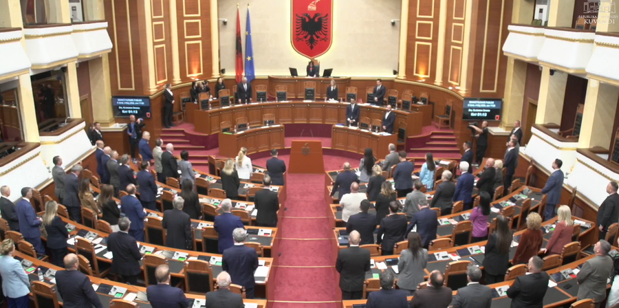 Kuvendi i Shqipërisë mban një minutë heshtje për tragjedinë e Durrësit