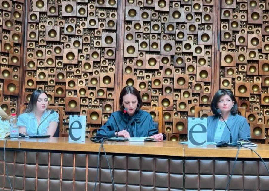 Shkrimtarja Jehona Kicaj me takim letrar në Prishtinë