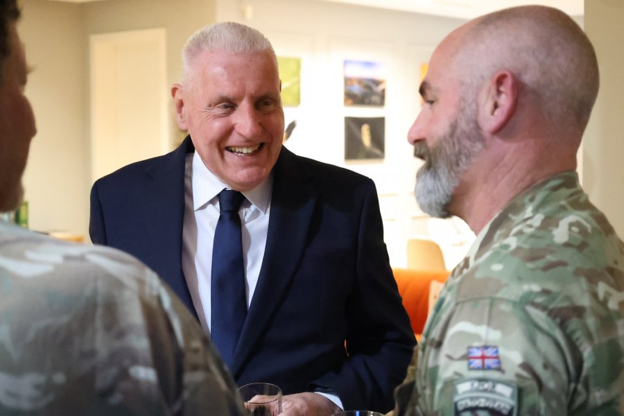 Ministri britanik i mbrojtjes vjen në Kosovë, takohet me komandantin e KFOR-it