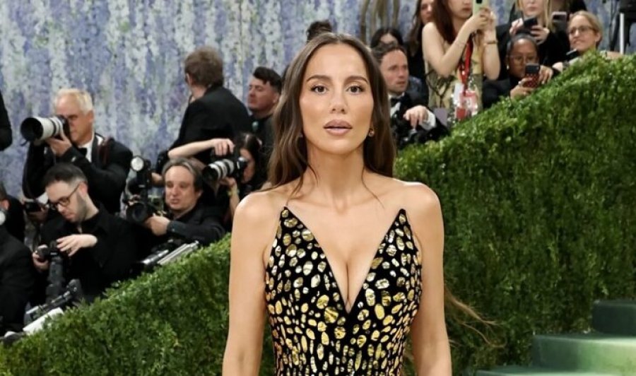 Mira Murati shkëlqen në Met Gala 2026