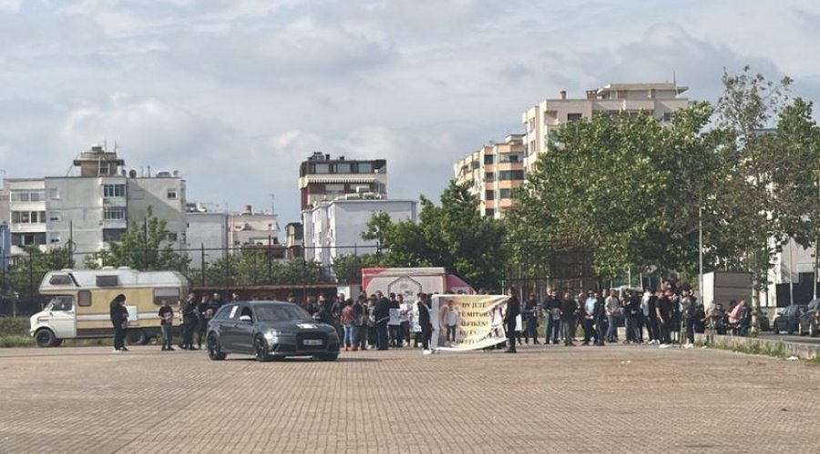Protestë në Durrës pas aksidentit tragjik ku humbën jetën dy të mitur: Ku është drejtësia?