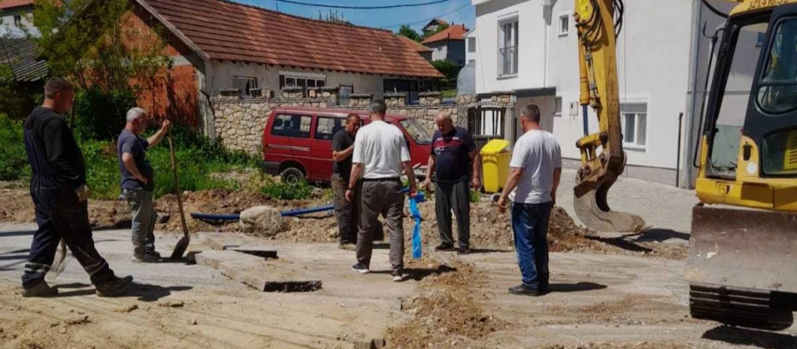 Aksion “në terren” në Fushë-Kosovë, pastrohen pusetat, mirëmbahen varrezat - shtrihet ujësjellësi në Harilaq
