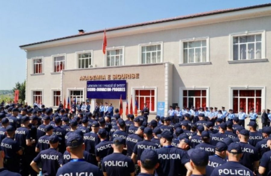 Helmohen 56 studentë të Policisë në Shqipëri  dy të arrestuar
