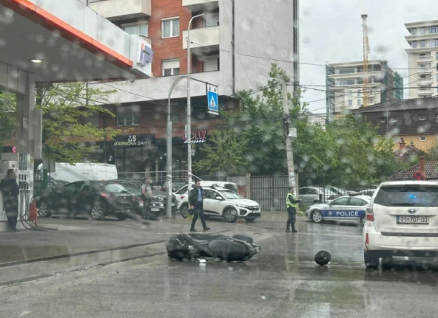 Aksident mes një motoçiklete dhe një veture në Prishtinë  lëndohet një person