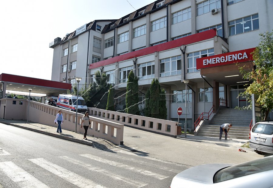 dy-punetore-shendetesore-sulmohen-nga-qente-endacake-ne-oborrin-e-qkuk-se