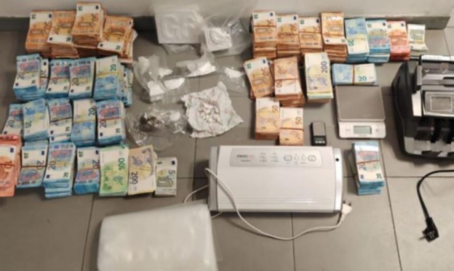 Shqiptari në Itali kapet me gjysmë milioni euro dhe kokainë  në përpjekje për të ikur e shkel policin me kombin e tij