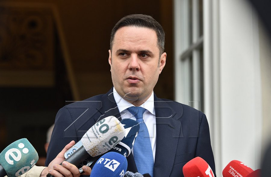 Kërkuan dorëheqjen e tij  Abdixhiku u përgjigjet kryetarëve të Pejës dhe Lipjanit