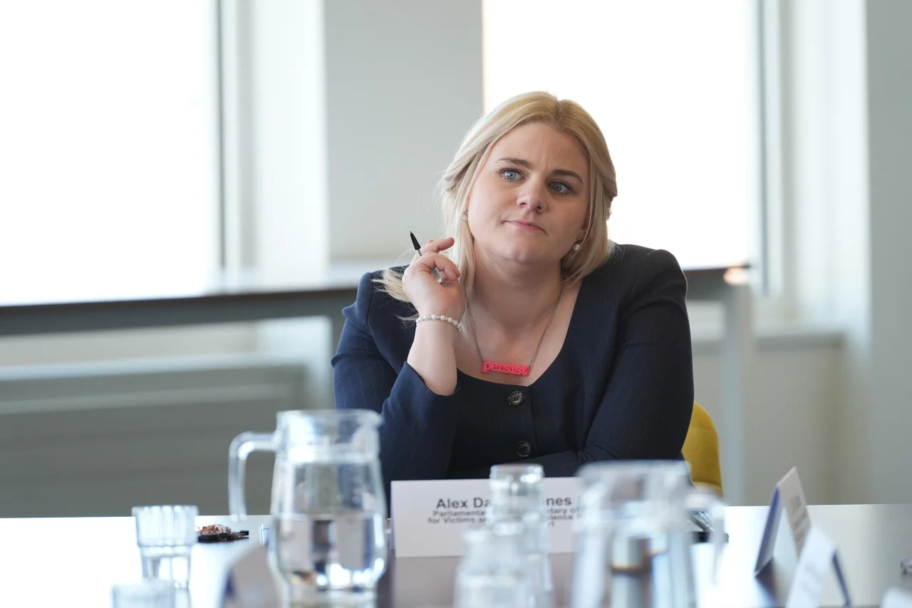 Ministrja e tretë jep dorëheqjen nga qeveria e Starmerit